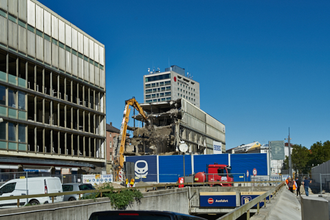 01.10.2019 - Abriss des Bürogebäude recht vom der Empfangshalle des Hauptbahof München