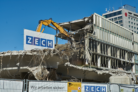 01.10.2019 - Abriss des Bürogebäude recht vom der Empfangshalle des Hauptbahof München