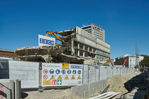01.10.2019 - Abriss des Bürogebäude recht vom der Empfangshalle des Hauptbahof München