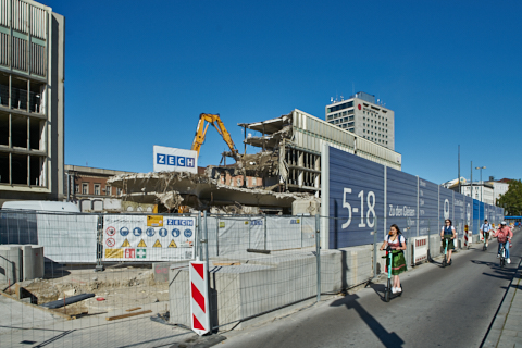 01.10.2019 - Abriss des Bürogebäude recht vom der Empfangshalle des Hauptbahof München