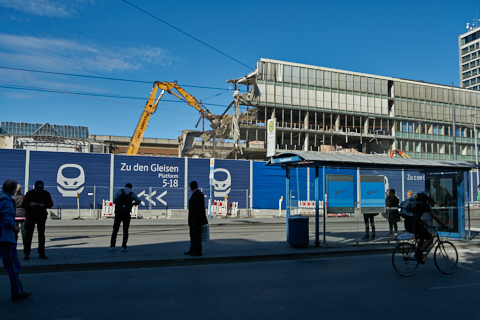 01.10.2019 - Abriss des Bürogebäude recht vom der Empfangshalle des Hauptbahof München