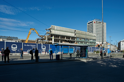 01.10.2019 - Abriss des Bürogebäude recht vom der Empfangshalle des Hauptbahof München