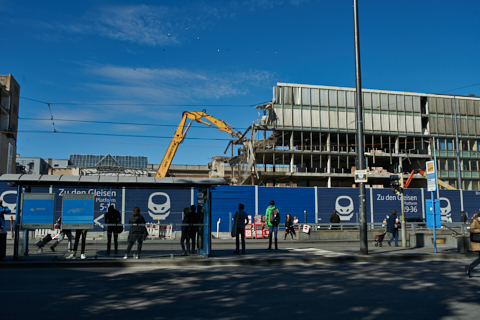 01.10.2019 - Abriss des Bürogebäude recht vom der Empfangshalle des Hauptbahof München