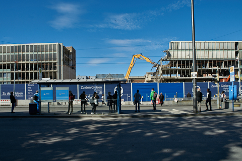01.10.2019 - Abriss des Bürogebäude recht vom der Empfangshalle des Hauptbahof München