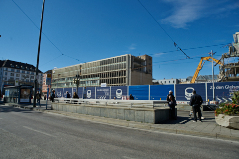 01.10.2019 - Abriss des Bürogebäude recht vom der Empfangshalle des Hauptbahof München