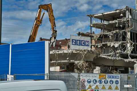 01.10.2019 - Abriss des Bürogebäude recht vom der Empfangshalle des Hauptbahof München