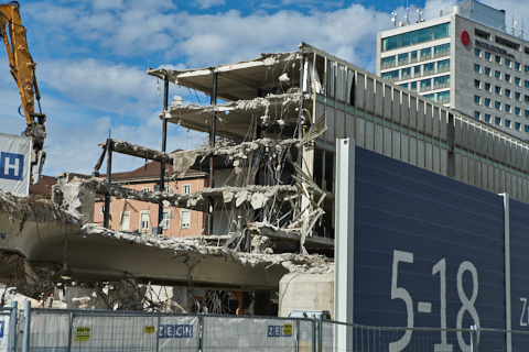 01.10.2019 - Abriss des Bürogebäude recht vom der Empfangshalle des Hauptbahof München