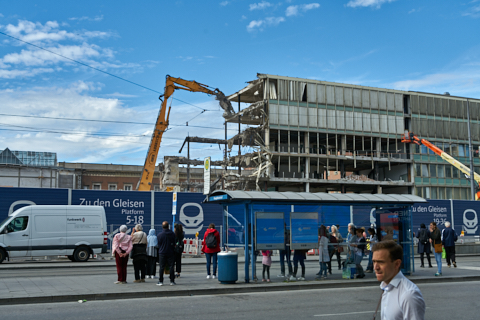 01.10.2019 - Abriss des Bürogebäude recht vom der Empfangshalle des Hauptbahof München