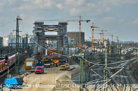 21.04.2016 - Die neue Eisenbahnbrücke wird noch aufgebaut